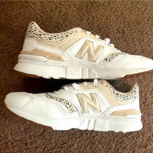 Women’s new balance sneakers